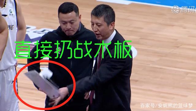 浓眉技术犯规送分，羽毛球队主帅怒摔战术板！